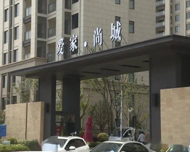 米兰官方网站-业主:“空调不能在外面装！”开发公司:可以把师傅从楼顶抬下来！(图1)