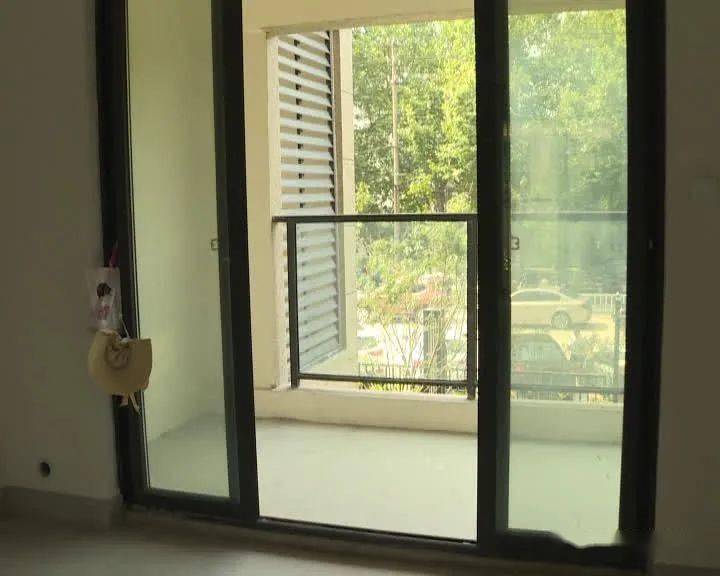 米兰官方网站-业主:“空调不能在外面装！”开发公司:可以把师傅从楼顶抬下来！(图4)