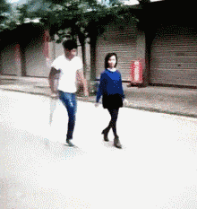 【milan米兰】
搞笑GIF段子：没有女朋侪的 都来看看自己差在什么地方？(图2)